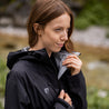 Alpin Loacker musta naisten ulkoilutakki hupulla, kovakuorinen naisten takki